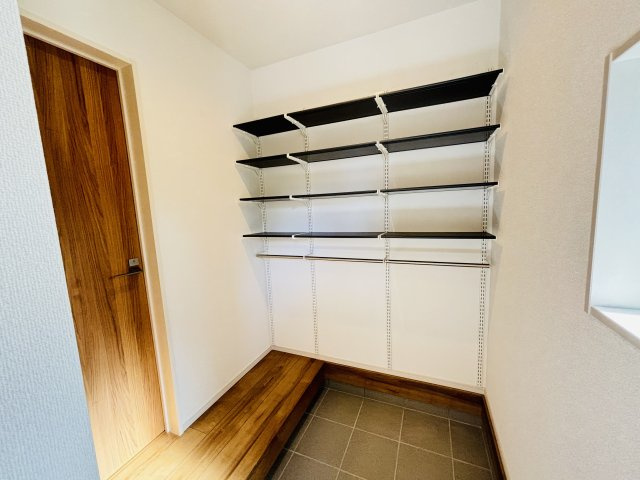GRAFARE天白区御前場町｜名古屋市の戸建ならホームアップの玄関|【売主施工例】靴だけでなくベビーカーやアウトドアグッズの収納に便利なSIC