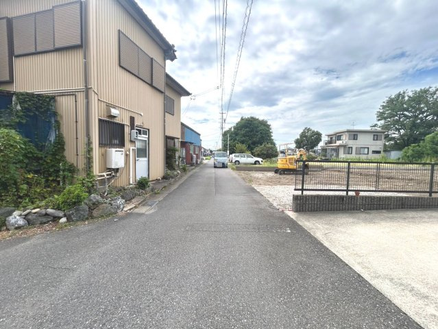 ブルーミングガーデン　一宮市浅井町前野　全１区画分譲の前面道路含む現地写真|「現地（2026年8月●日）撮影」　影」　
■前面道路　
■ヤマダ不動産　株式会社リライフ