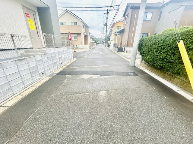 千葉市若葉区千城台東3丁目01期の前面道路含む現地写真