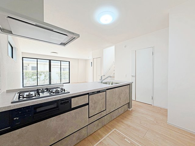 グレイス名古屋市天白区鴻の巣3期のキッチン|上等な設備を備えたキッチン空間。上品な暮らしに寄り添う、格別なこだわりの詰まった空間です。									
									