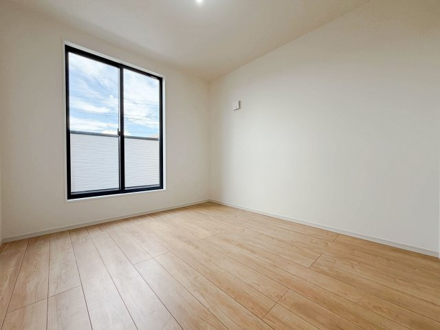 グレイス名古屋市天白区鴻の巣3期の洋室|上品な設えの洋室は、落ち着いた雰囲気の中でくつろげる空間。ご家族それぞれのライフスタイルに寄り添います。									
									