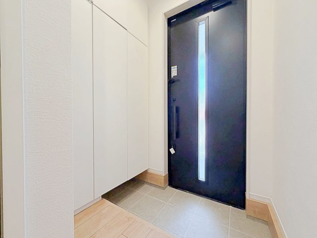 グレイス名古屋市天白区鴻の巣3期の玄関|上等な質感の玄関がお客様をお迎えします。第一印象からこだわりが伝わる上品な佇まいとなっています。									
									