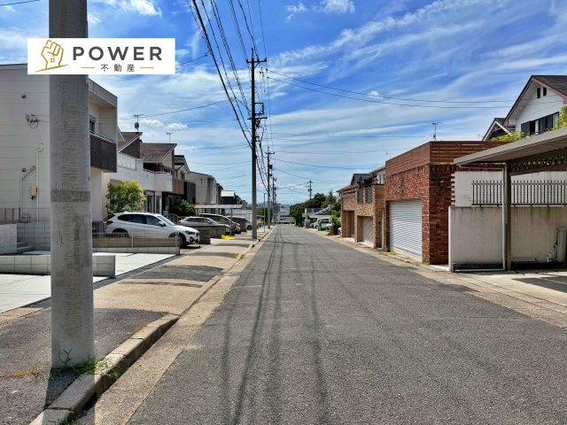 グレイス名古屋市天白区鴻の巣3期の前面道路含む現地写真|十分なゆとりがあり、邸宅としての佇まいをより一層引き立てております。上品な住環境をお約束いたします。									
									
