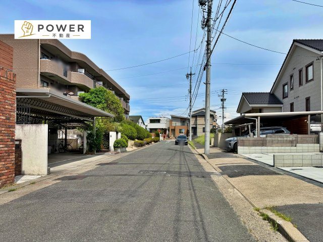 グレイス名古屋市天白区鴻の巣3期の前面道路含む現地写真|十分なゆとりがあり、邸宅としての佇まいをより一層引き立てております。上品な住環境をお約束いたします。									
									