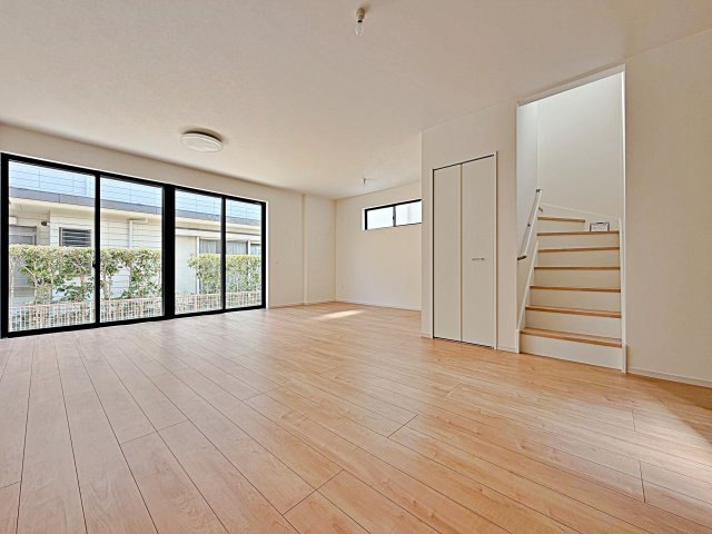 グレイス名古屋市天白区鴻の巣3期の居間・リビング|開放感あふれる洗練されたリビング空間。上品なくつろぎのひとときを、お過ごしいただけます。									
									