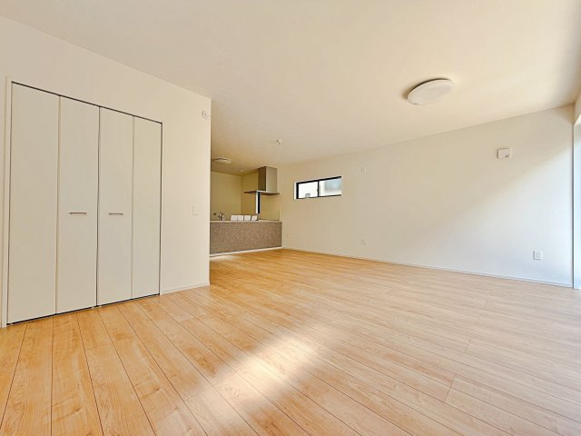 グレイス名古屋市天白区鴻の巣3期の居間・リビング|開放感あふれる洗練されたリビング空間。上品なくつろぎのひとときを、お過ごしいただけます。									
									