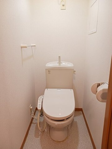 リヴィエ－ルひのかわＤのトイレ|落ち着いた色調のトイレです