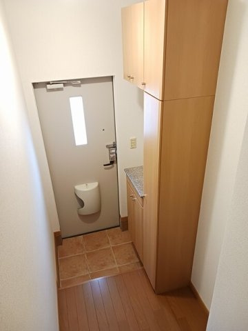 リヴィエ－ルひのかわＤの玄関|収納もある玄関です