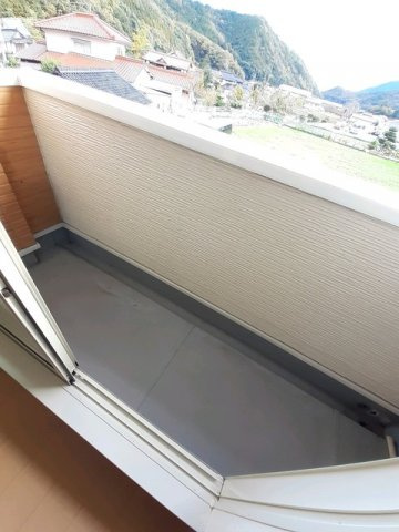 ティ・シュティル　Ⅲ番館のバルコニー|外からの目が気にならないバルコニーで洗濯物が干せます