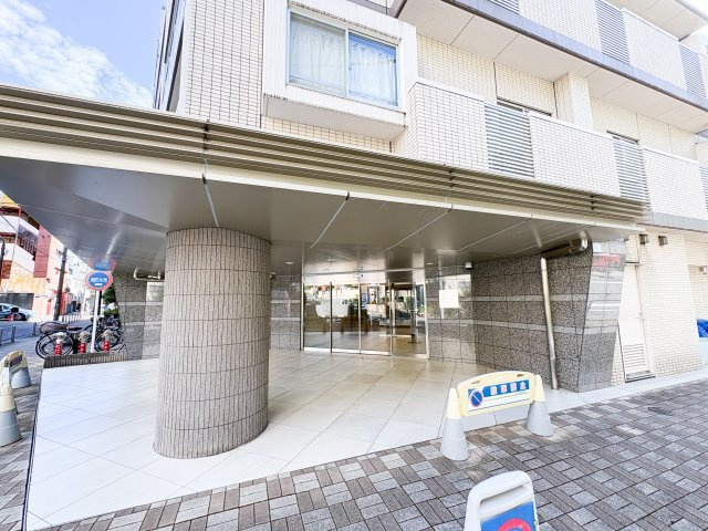 レーベンハイム池袋本町ルクサージュのエントランス|「北池袋」駅徒歩１０分！ペット飼育可能な平成１７年築の耐震基準適合マンション、レーベンハイム池袋本町ルクサージュは即日現地案内可能となっておりますので、お気軽にお問い合わせください！