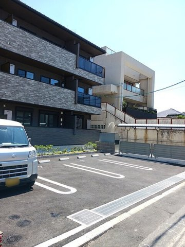 ラ・クラリテ高須の駐車場|車をお持ちの方に嬉しい駐車場付きの物件です