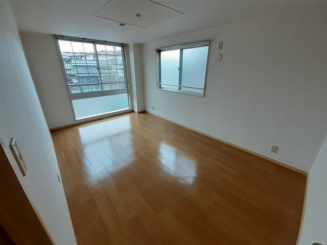マンション久保１号の内装|明るい室内です