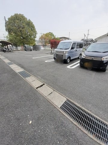 ラウンド　ヒルズ　イーストの駐車場|駐車場があるので、車を買う予定の方も安心です