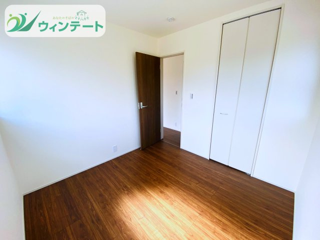 第1石岡市石岡　新築戸建の洋室|各居室はしっかりとした広さがあり、ベッドやデスクを置いても開放感を感じられる空間設計です。