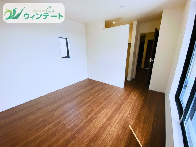 第1石岡市石岡　新築戸建の洋室|バルコニーに面した洋室は、開放感と明るさが魅力。読書やリモートワークにもぴったりの心地よい空間です。