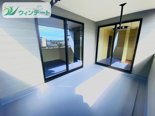 第1石岡市石岡　新築戸建のバルコニー|開放感あふれる広々バルコニー。洗濯物や布団をたっぷり干せるスペースで、家事が快適に行えます。