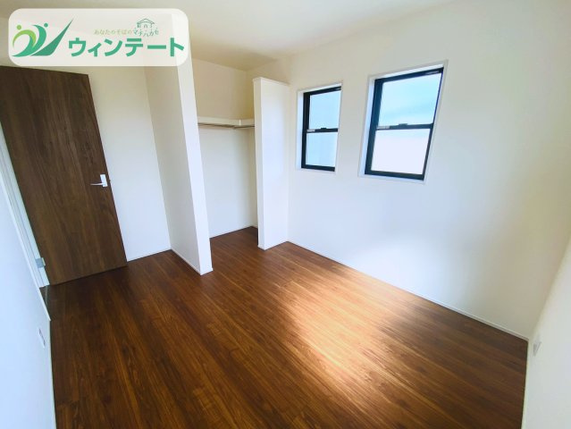 第1石岡市石岡　新築戸建の洋室|洋室は窓があり、明るく開放的な印象。収納も備えた便利な空間で、使い勝手の良い設計です。