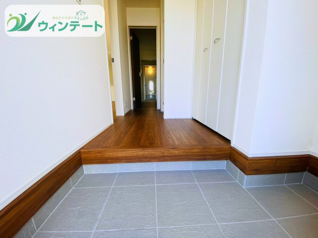 第1石岡市石岡　新築戸建の玄関|家族の「ただいま」と「おかえり」が響く明るい玄関。木の質感がやさしく迎えてくれます。