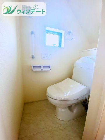 第1石岡市石岡　新築戸建のトイレ|温水洗浄便座付きで快適にご利用いただけます。落ち着いた色合いで清潔感あふれる空間です。