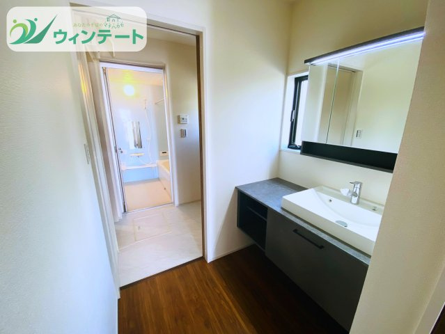 第1石岡市石岡　新築戸建の独立洗面台|収納たっぷりの洗面化粧台。洗面用品やストック品もすっきり片付けられる実用的な空間です。