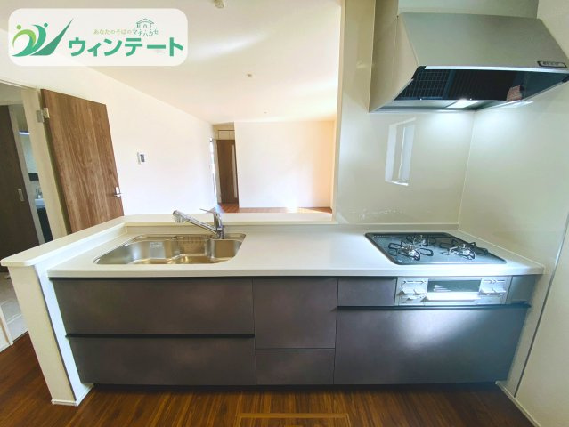 第1石岡市石岡　新築戸建のキッチン|開放的な対面キッチンは、リビングにいる家族との距離を近づけてくれます。毎日の家事が楽しくなる空間です。