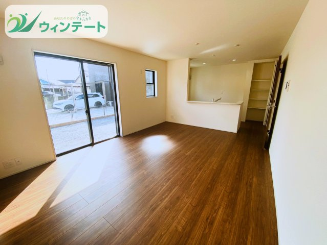第1石岡市石岡　新築戸建の居間・リビング|ナチュラルカラーで統一された落ち着いたLDK。対面キッチンで家族との距離がぐっと近づきます。