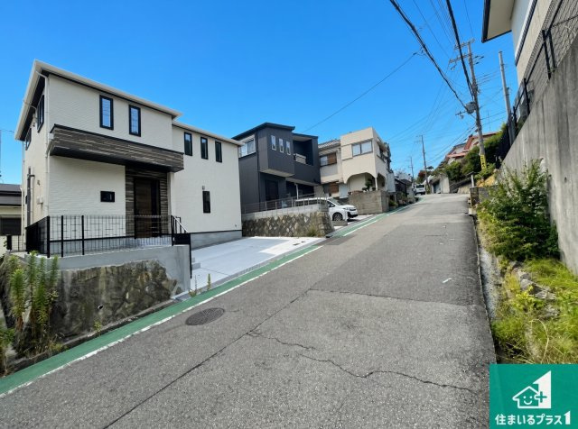 神戸市垂水区下畑町　新築一戸建ての前面道路含む現地写真|周辺は閑静な住宅街！前面道路広々で車の出し入れも便利です。駐車が苦手な方でも安心して車庫入れできます！