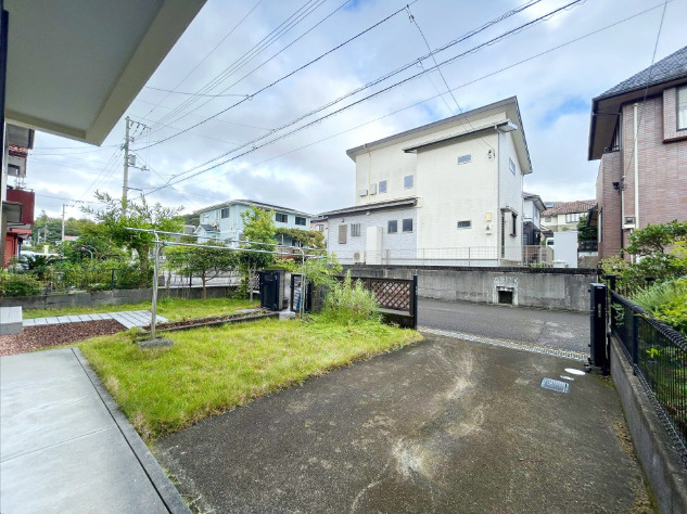 「陽当り・通風良好な高台の住まい」吾川郡いの町天王南5丁目　中古一戸建ての駐車場|使い方自由自在の敷地スペース！陽当たりの良い庭スペースは、ガーデニングや家庭菜園、お子様の遊具設置にもぴったり！ライフスタイルに合わせて自由に空間を活用していただけます。駐車スペースは1台完備。