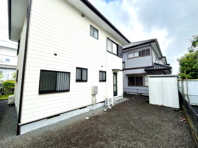 「陽当り・通風良好な高台の住まい」吾川郡いの町天王南5丁目　中古一戸建ての外観|家事動線に優れた北側の庭。勝手口から直接出入りできるため、洗濯物を干したりごみを一時保管したりするのに大変便利です！プライベート感があり使い勝手の良いスペースとなっています。