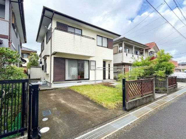 「陽当り・通風良好な高台の住まい」吾川郡いの町天王南5丁目　中古一戸建ての外観|ゆとりある駐車＆アプローチスペース！お車の出し入れがしやすい配置です。カースペースとしての利用はもちろん、陽当たりが良いのでお庭やDIYスペースとしても多目的にご活用いただけます◎