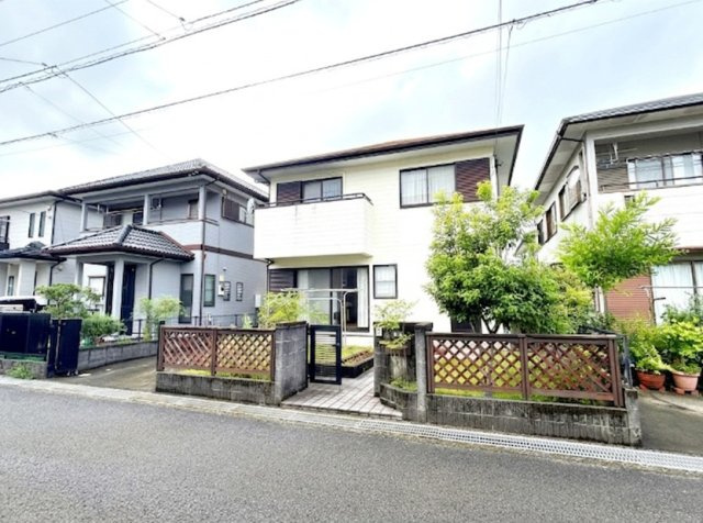「陽当り・通風良好な高台の住まい」吾川郡いの町天王南5丁目　中古一戸建ての前面道路含む現地写真|閑静な住宅街に佇む南東向きの家。周辺は落ち着いた街並みで住環境良好です。陽当り・通風ともに優れており、ご家族でゆったりと心地よく暮らせる住まいをお探しの方にもおすすめです☆