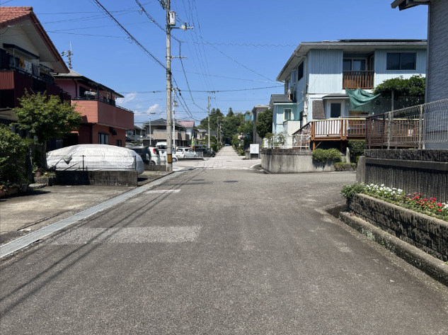 「陽当り・通風良好な高台の住まい」吾川郡いの町天王南5丁目　中古一戸建ての前面道路含む現地写真|前面道路は幅員約5.4ｍで開放的。十分な道幅があるため、車同士のすれ違いもスムーズに行えます。視界が広く見通しも良いので、運転が苦手な方でも安心して駐車・出し入れが可能です◎