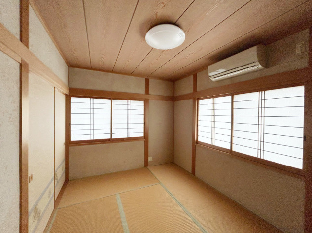 「陽当り・通風良好な高台の住まい」吾川郡いの町天王南5丁目　中古一戸建ての和室|温かみのある2階6帖の和室。障子からやわらかな光が差し込む落ち着いた和の空間です。寝室やくつろぎの場としてはもちろん、客間やキッズスペースとしても重宝します。