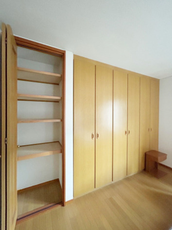 「陽当り・通風良好な高台の住まい」吾川郡いの町天王南5丁目　中古一戸建ての収納|各居室に豊富な収納スペースを完備！大容量のクローゼットや可動棚を備えており、衣類や生活用品をスッキリ収納可能◎お部屋の広さを有効に活用できます。