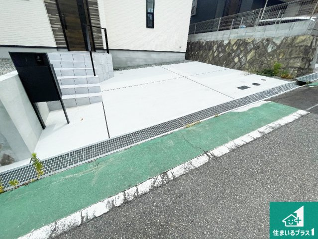 神戸市垂水区下畑町　新築一戸建ての駐車場|並列2台駐車可能！ゆとりの駐車スペースで車庫入れもスムーズ！

