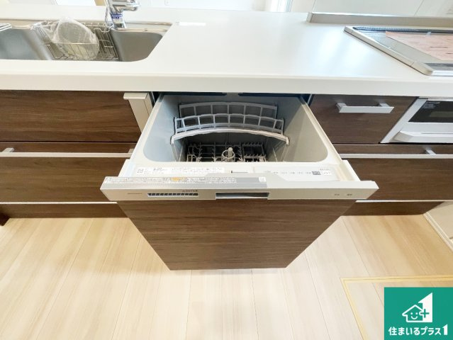 神戸市垂水区下畑町　新築一戸建ての設備|食事後の一仕事、食器洗いをボタン一つでお任せできちゃいます！場所を取らないビルトイン式なので、お料理スペースもしっかり確保！