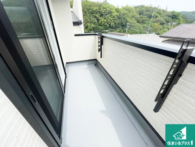 神戸市垂水区下畑町　新築一戸建てのバルコニー|南側に面したバルコニーですので明るい日差しを取り込み洗濯物をしっかり乾かしてくれます。

