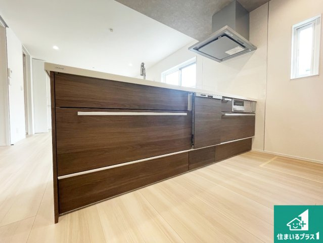 神戸市垂水区下畑町　新築一戸建てのキッチン|子供を見守りながらお料理が出来るため家族のコミュニケーションか増えます♪スペースが広く確保されている為お子様が大きくなったときは一緒に料理を楽しめます♪