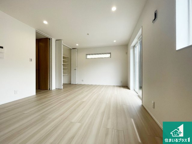 神戸市垂水区下畑町　新築一戸建ての居間・リビング|明るいリビングで朝の目覚めもスッキリできそう！対面キッチンでご家族のコミュニケーションも自然と増える設計！小さなお子様が遊ぶスペースを作っても広々とくつろげるLDK！