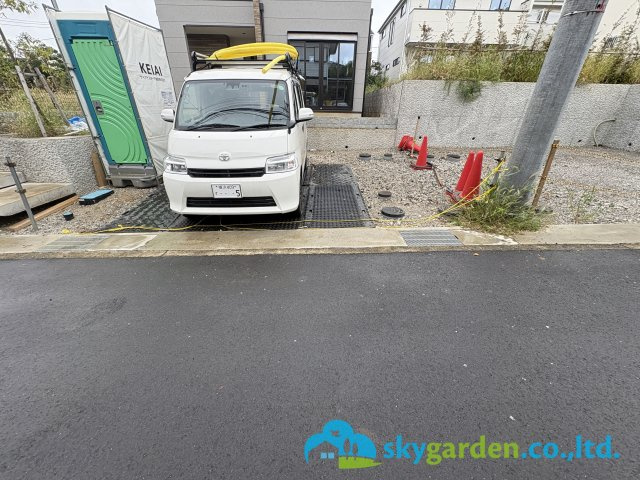 鎌倉市玉縄4期　新築戸建　全２棟4号棟の駐車場|令和8年10月５日撮影（工事中）
車種により並列２台駐車可能