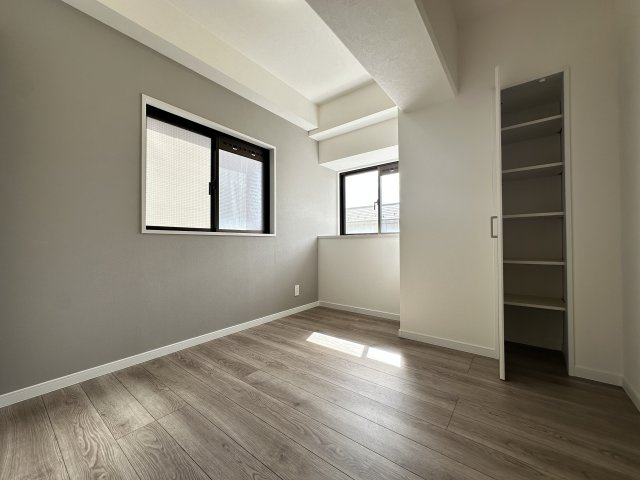 トーク御所山の洋室|明るさも充分あるお部屋なので、個室としての居住性にも適してますよ。