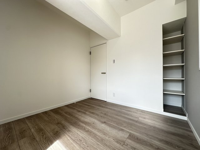 トーク御所山の洋室|開き戸の居室は子ども部屋、書斎など、ライフスタイルに合わせて柔軟にお使いいただけます。