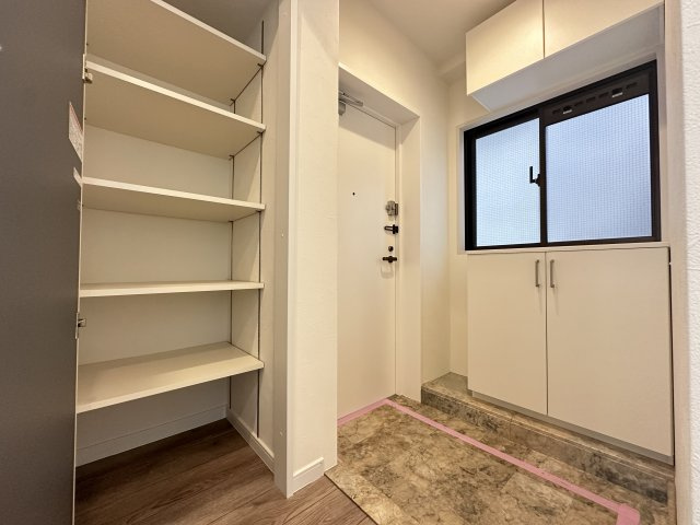トーク御所山の玄関|マンションには珍しい窓付きの玄関です。玄関横の収納はストック品置き場にも良さそうですね。