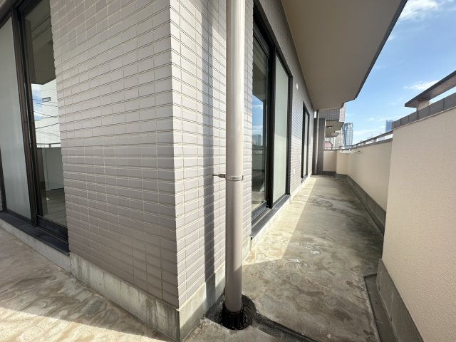 トーク御所山のバルコニー|広くワイドなスペースになっているので、一度にたくさんの洗濯物が干せそうですね。
