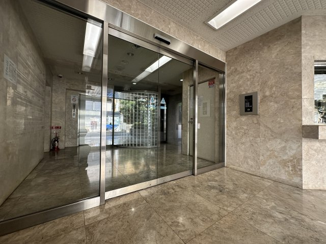 トーク御所山のエントランス|綺麗に整備されたエントランス部分です。セキュリティー面でも安心のオートロックを完備。