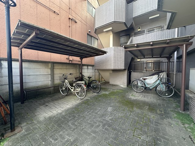トーク御所山の駐輪場|大切な自転車を雨から守ってくれる屋根付きの駐輪スペースです。