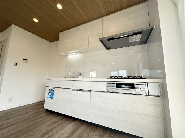 トーク御所山のキッチン|白を基調とした一体感のあるシステムキッチンが魅力的なキッチンスペースとなってます。