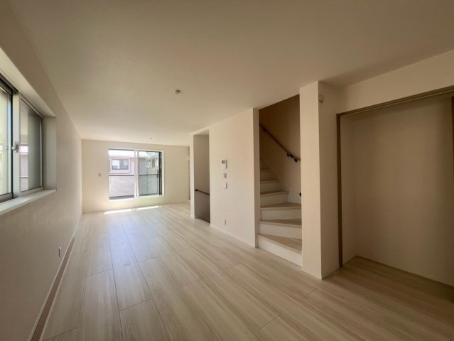 【居間・リビング】 | 杉並区南荻窪３丁目　新築戸建て　A号棟 | 【建築中】明るく開放的な空間で、家族との時間を心地よく