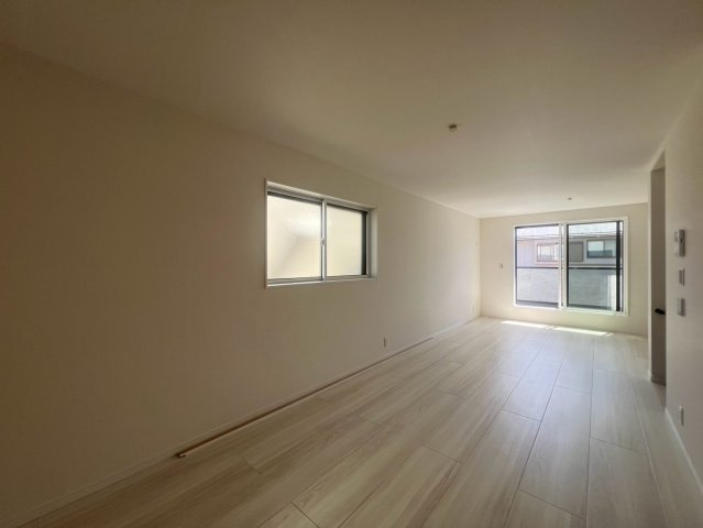 【居間・リビング】 | 杉並区南荻窪３丁目　新築戸建て　A号棟 | 【建築中】家族が集まり会話が弾む、明るく開放的な団らん空間