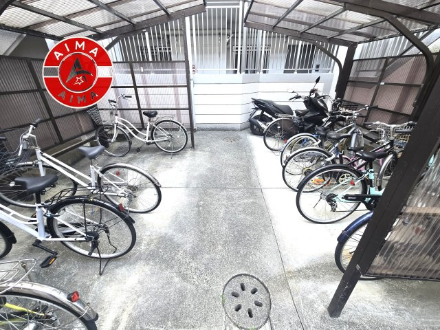 三愛シティライフ周船寺マリンビューの駐輪場|屋根付きの駐輪場なので雨の日でも安心です。
